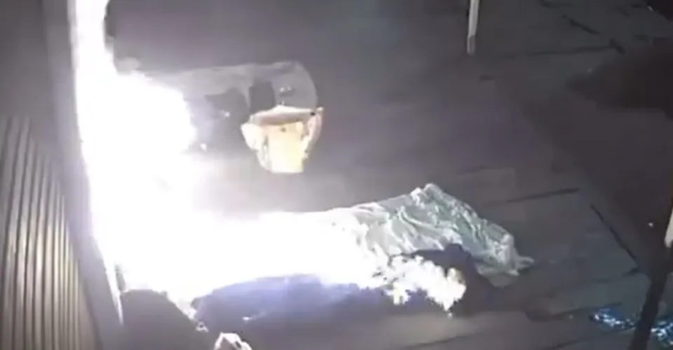 VÍDEO: homem tenta incendiar moradores em situação de rua no Rio de Janeiro