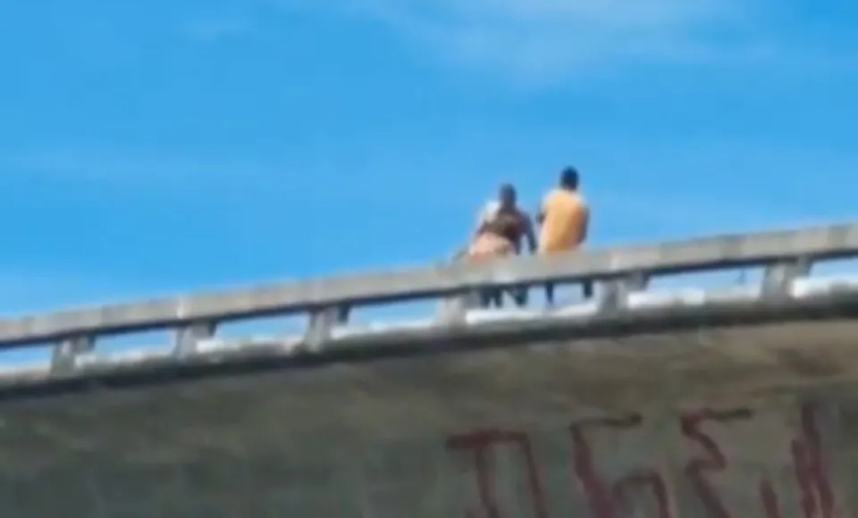 Casal é flagrado fazendo sexo em viaduto de Recife à luz do dia; veja vídeo