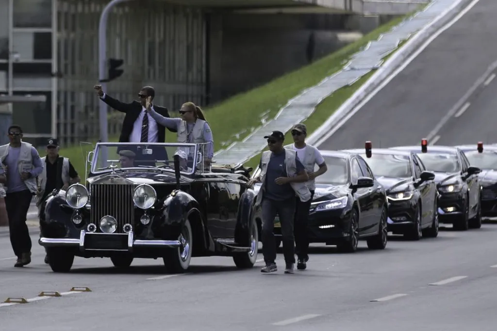 Ensaio da posse de Bolsonaro tem desfile em carro aberto