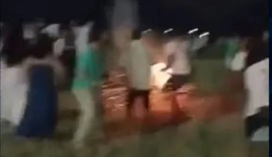 VÍDEO: Rojão de réveillon causa morte de mulher durante queima de fogos; artefato se prendeu em roupa