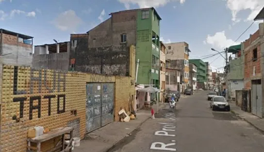 Motorista é baleado após ter carro interceptado por atiradores em outro veículo no bairro do Uruguai