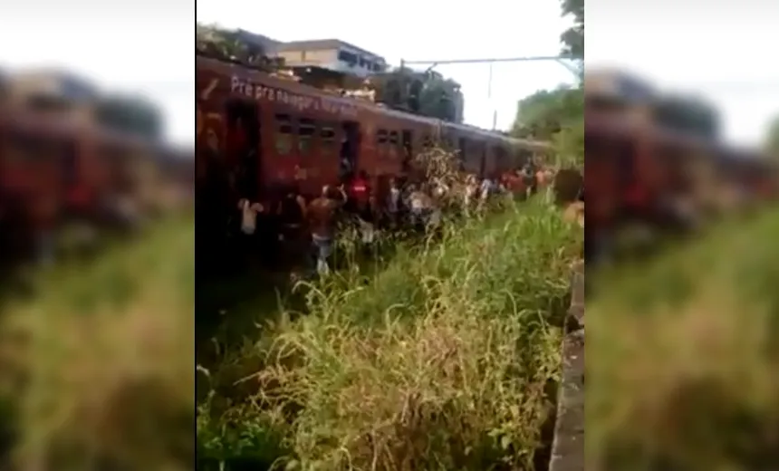 URGENTE: Trens se chocam e batida assusta passageiros no Subúrbio de Salvador; veja vídeo: