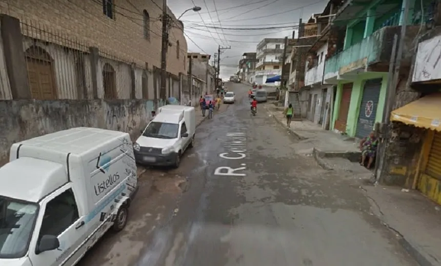Acidente com micro-ônibus deixa poste em situação de risco na Ladeira de Águas Claras