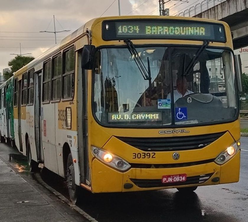 O ônibus foi atingido na Av. Octávio Mangabeira e precisou ser recolhido. Foto: Silas Azevedo/Ônibus Brasil