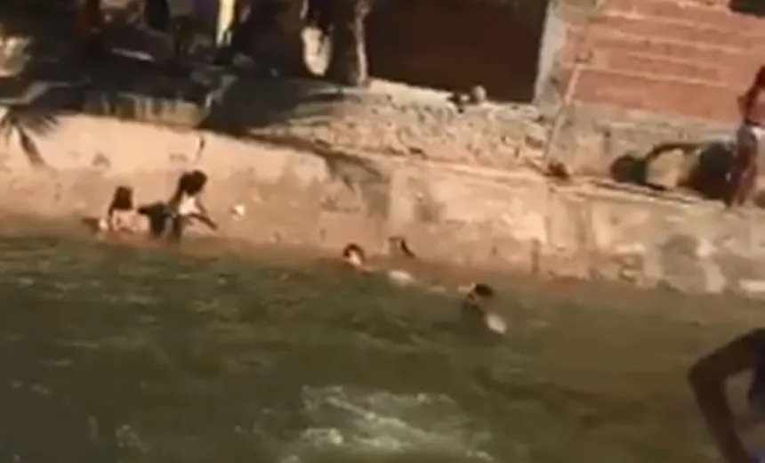 Veja vídeo: crianças tomam banho em esgoto na Cidade Baixa