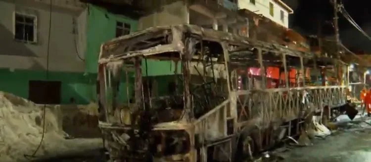VÍDEO: Ônibus pega fogo na Avenida Suburbana, em Salvador 