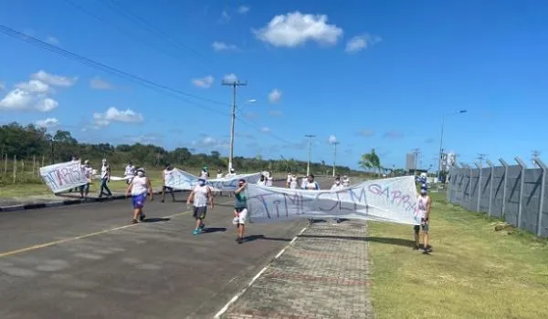 Torcedores do Bahia protestam em frente ao centro de treinamento do clube; "Roger, vai se f****"