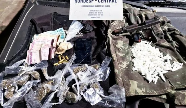 Suspeito é preso em flagrante com armas e drogas no bairro de São Gonçalo após denúncias 