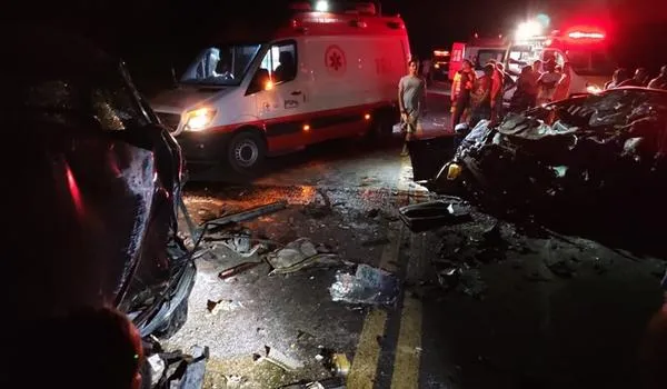 Acidente envolvendo três veículos na BR-101 deixa quatro mortos; três são da mesma família 