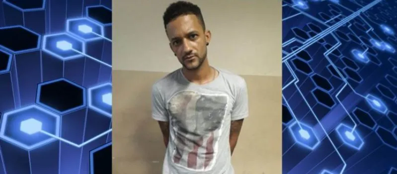 ATRÁS DAS GRADES: Ex-presidiário é preso com arma de fogo, coletes e farda da PM em Feira