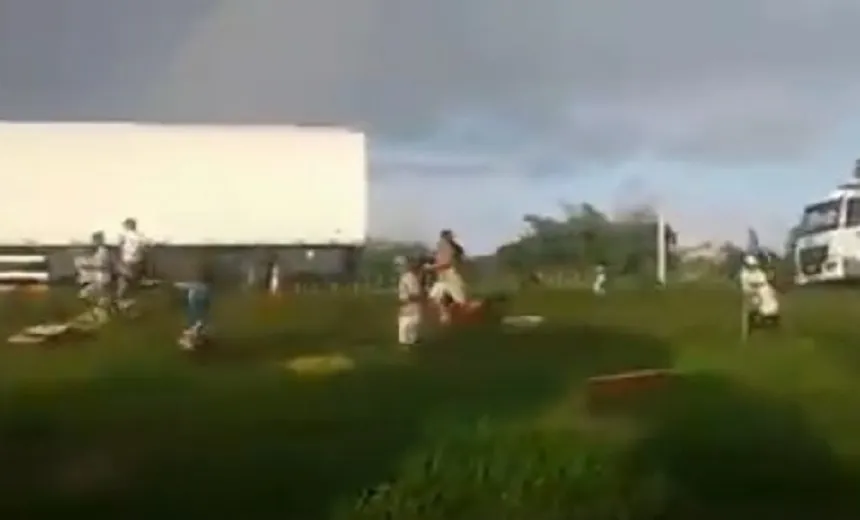 Carreta tomba na BR-324, uma pessoa morre e populares saqueiam carga de frango; veja vídeo