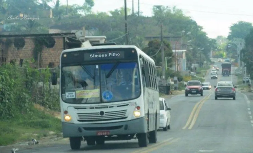 Mulher leva pedrada na cabeça dentro de ônibus em Simões Filho