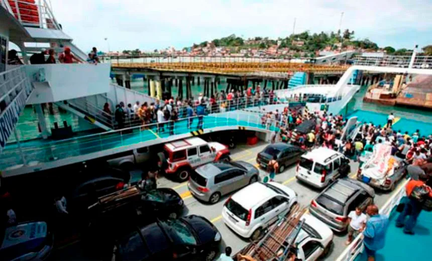 Movimento de embarque de pedestres e veículos é grande no Terminal de São Joaquim