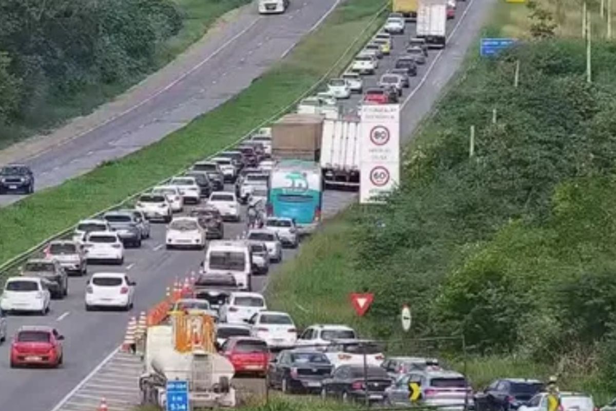 Trecho da BR-324 &eacute; interditado ap&oacute;s defeito na pista em Sim&otilde;es Filho. Foto: Divulga&ccedil;&atilde;o