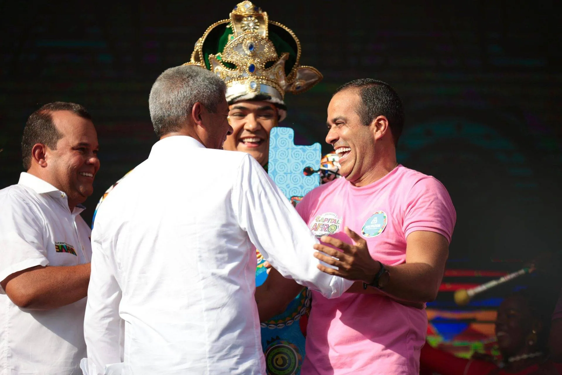 VÍDEO: Com um abraço, prefeito e governador abrem Carnaval de Salvador 2024