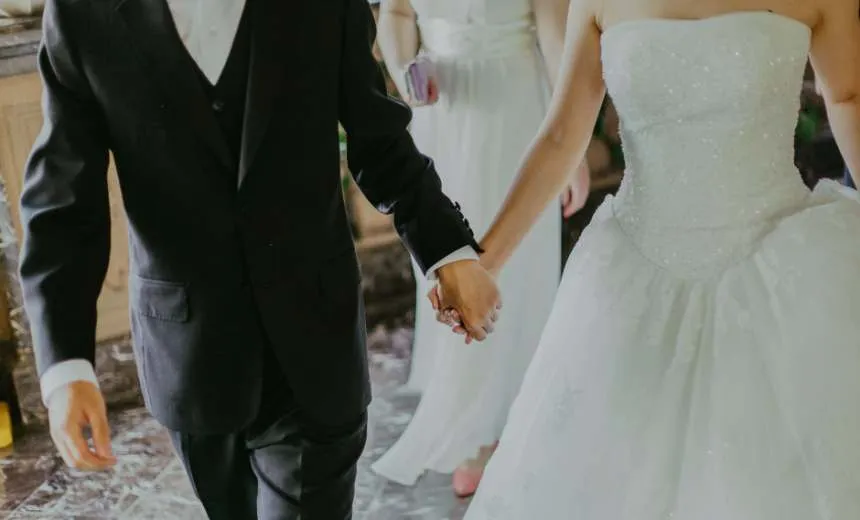Mulher invade casamento do ex vestida de noiva e implora por reconciliação; veja
