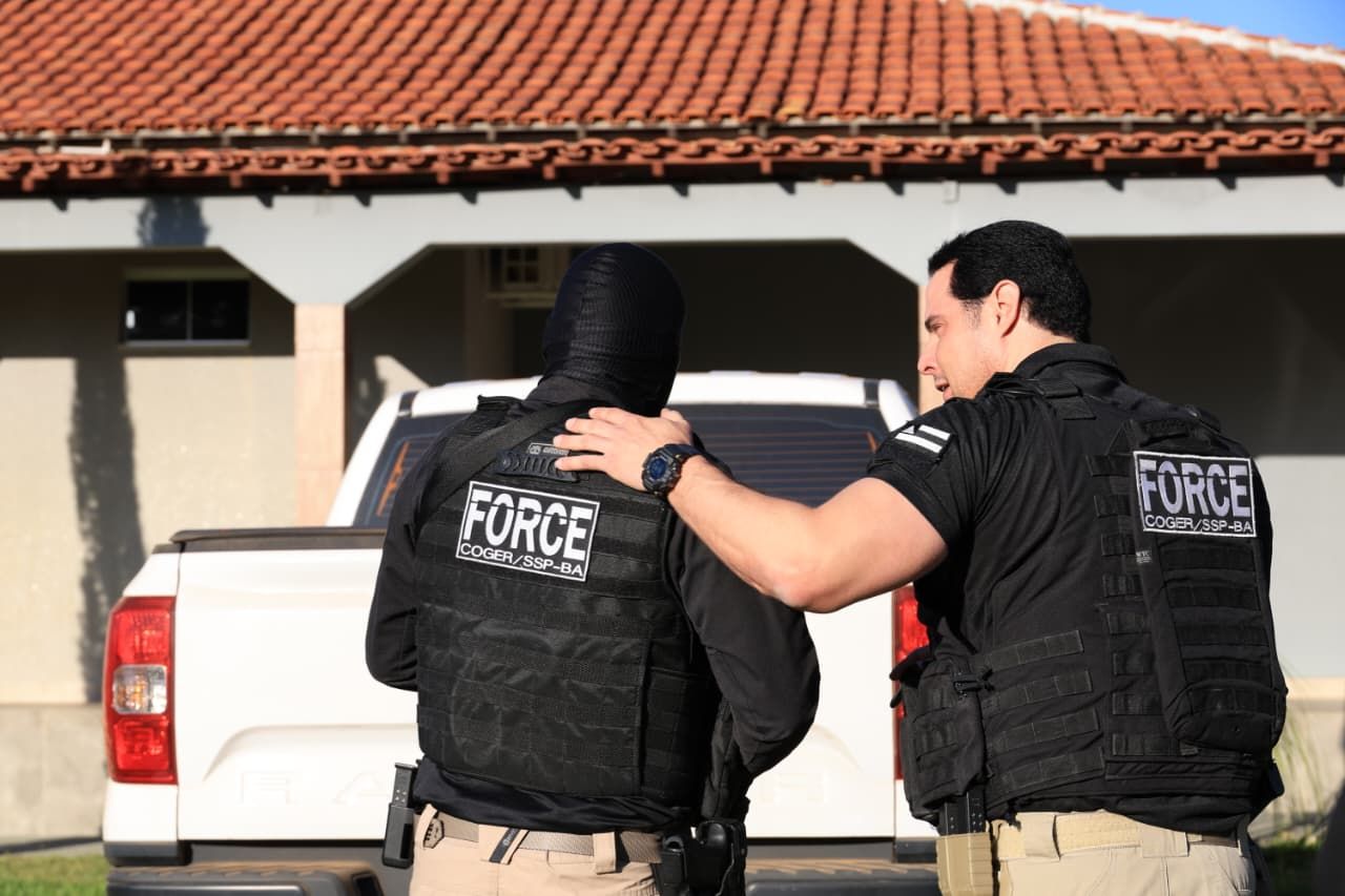 Tenente-coronel da PM &eacute; preso por suspeita de receber R$ 286 mil de l&iacute;der de mil&iacute;cia na Bahia