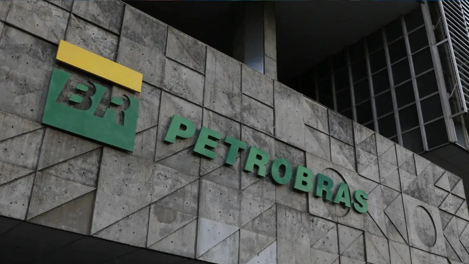 Greve: funcionários da Petrobras param atividades por tempo indeterminado