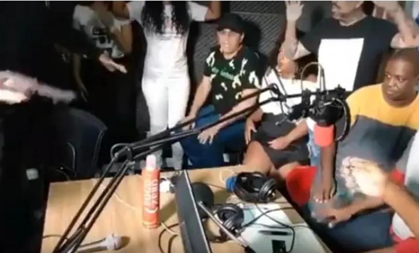 Vídeo: rádio via internet é assaltada e transmite roubo ao vivo; confira