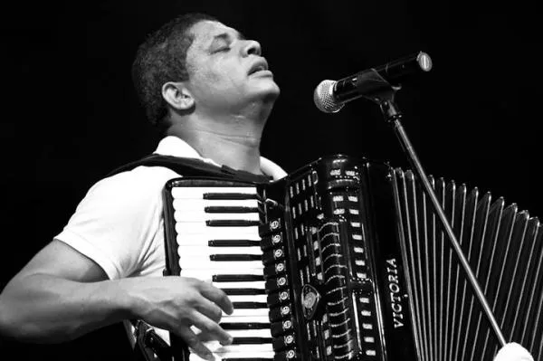 Tatau, Margareth Menezes e Cicinho de Assis fazem show em restaurante nesta sexta