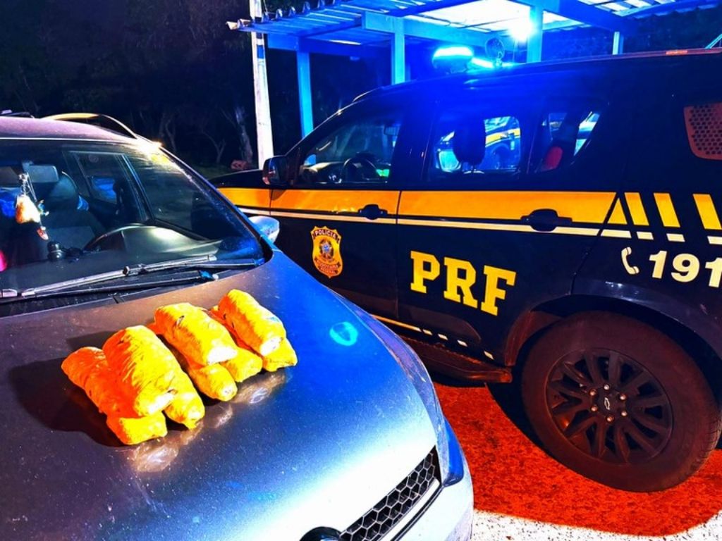 As mulheres foram flagrada com a droga escondida no compartimento do airbag de um carro que seguia de Brasília para João Pessoa. Foto: Divulgação/PRF