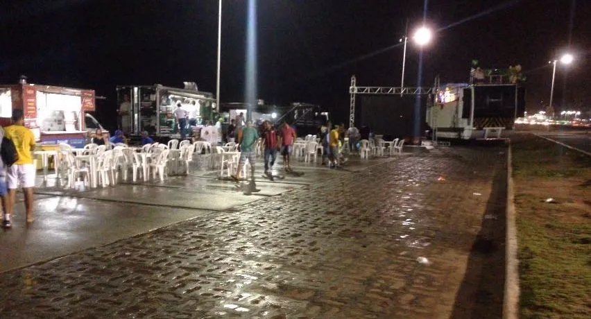 PRÓ IMPEACHMENT: Chuva ‘atrapalha’ e dispersa boa parte dos manifestantes que se concentravam no Jardim de Alah