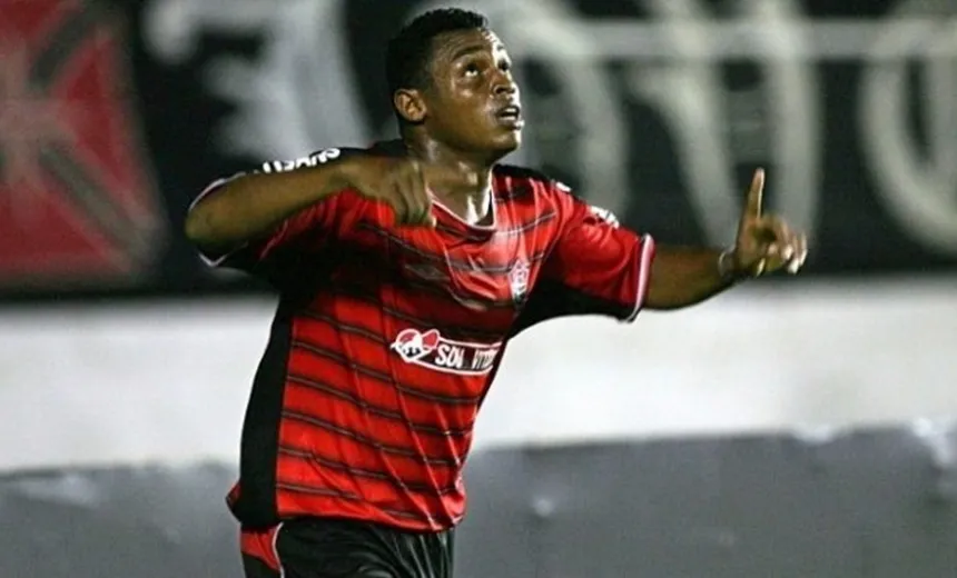 “Melhor que Eto’o”: Obina anuncia aposentadoria e reforça amor pelo Vitória