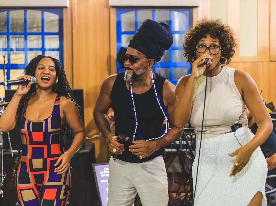 Espetáculo gratuito com Carlinhos Brown e Larissa Luz acontece neste sábado (6) na Praça Maria Felipa