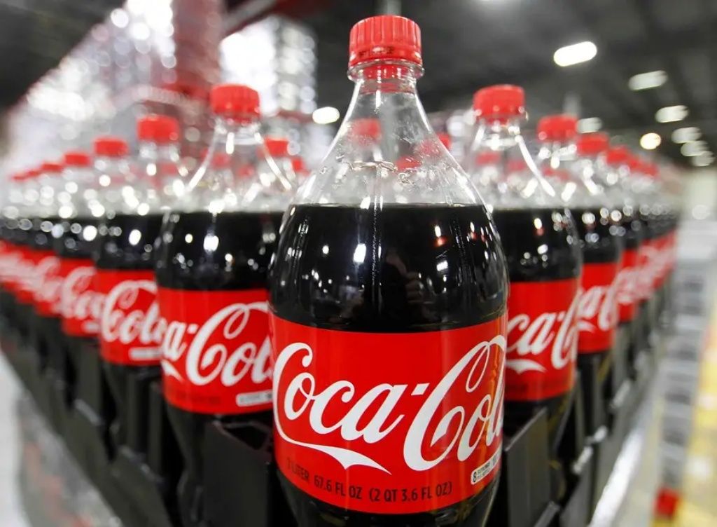 Com o fechamento da fábrica da Coca-Cola no Ceará, cerca de 9 milhões de litros de bebida foram retidos para análise laboratorial. Foto: Divulgação