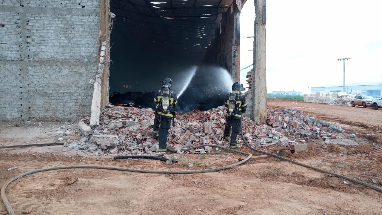 Incêndio consumiu metade do algodão armazenado no galpão