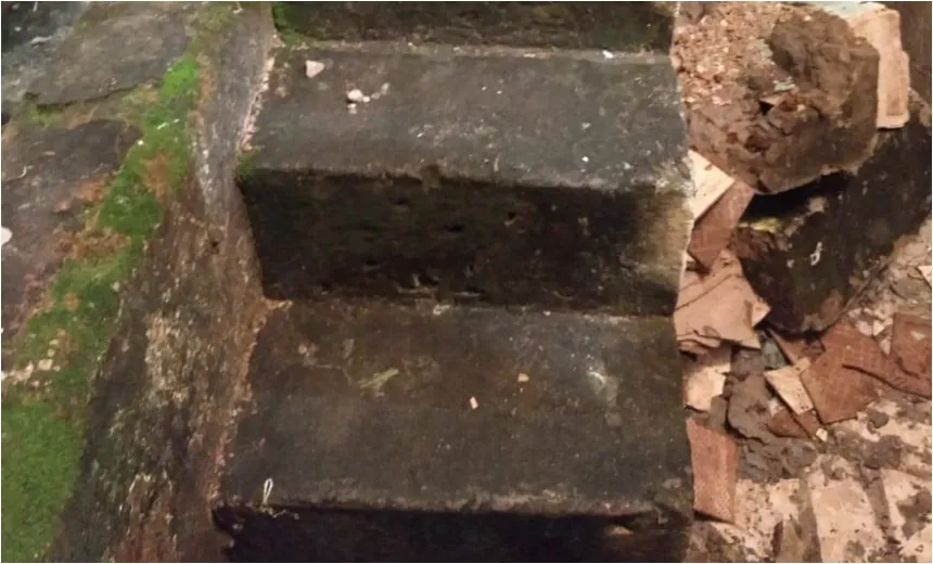 Escada desaba em cima de moradora no bairro da Massaranduba