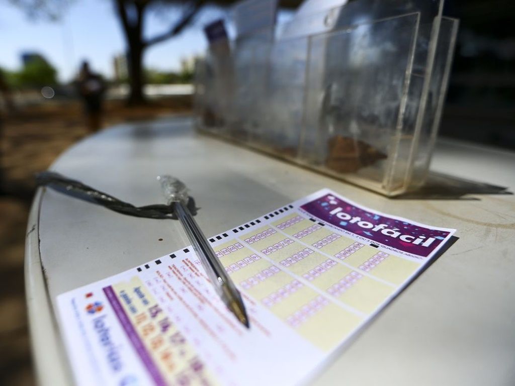 Cada uma das quatro apostas que acertaram a Lotofácil renderam R$ 372.701,15 ao apostador. Foto: Agência Brasil