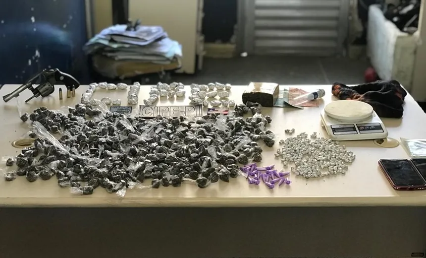 Suspeito é preso e 812 porções de maconha, cocaína e crack são apreendidas em Simões Filho 