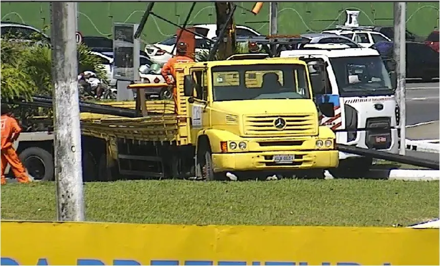 Carga de ferro cai de caminhão e deixa trânsito bastante complicado na Av. Paralela