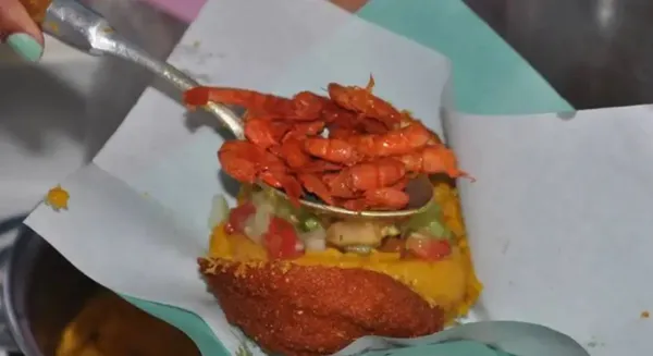 Jovem morre após comer acarajé. Foto: Rita Barreto/Setur