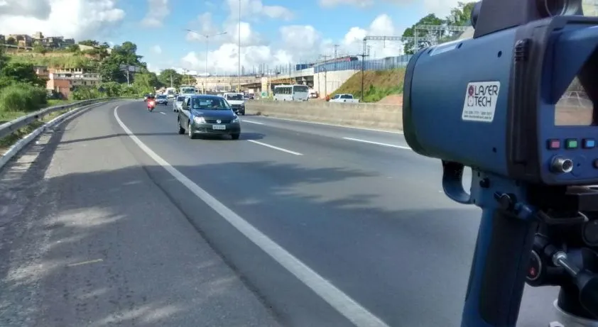 PÉ EMBAIXO: Sem radares fixos, motoristas abusam da velocidade entre Salvador e Feira; Carros chegam até a 202 km no trecho