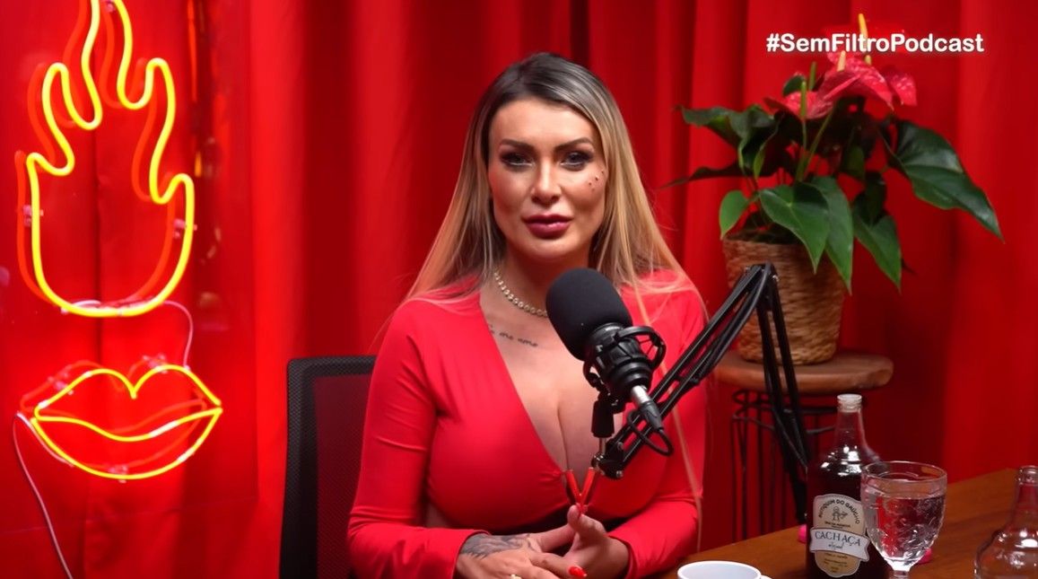 Andressa Urach relembra encontro íntimo com cantor baiano: 'É muito grande'| Foto: Reprodução PodCast Sem Filtro