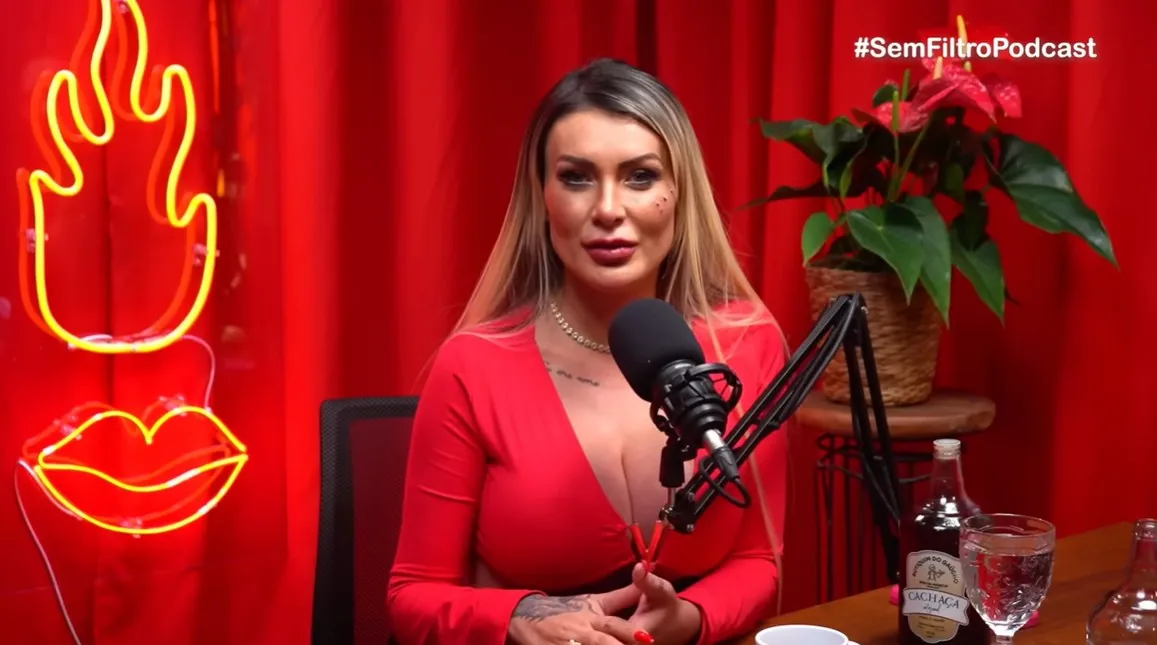 Andressa Urach relembra encontro íntimo com cantor baiano: 'É muito grande'