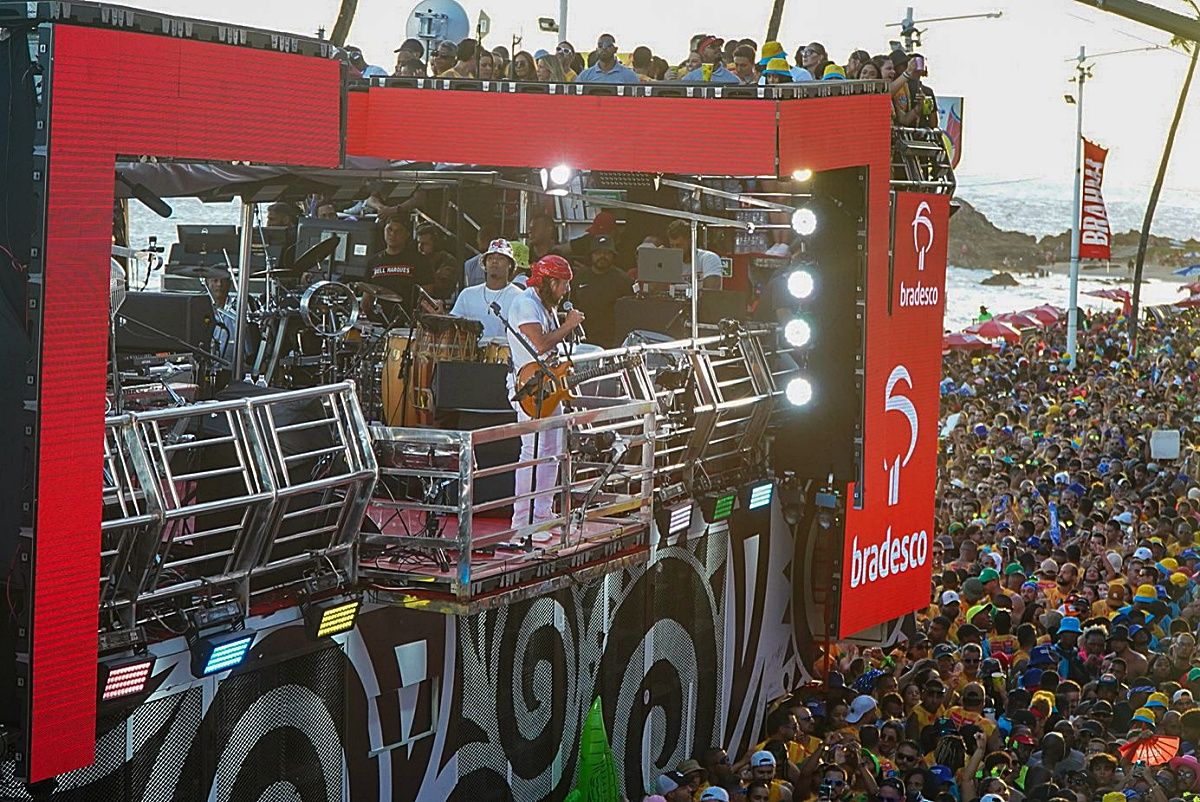 Durante o desfile do Camale&atilde;o, neste domingo, Bell Marques se revoltou com o uso de spray de pimenta contra foli&otilde;es e cobrou a identifica&ccedil;&atilde;o do respons&aacute;vel pelo ataque. Foto: Ag. Fred Pontes