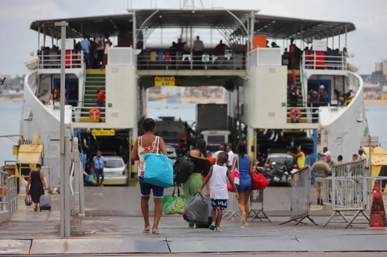 O movimento de embarque no sistema ferry-boat, na manhã desta quinta-feira (4), feriado de Corpus Christi, segue tranquilo nos terminais de São Joaquim, em Salvador, e Bom Despacho, na Ilha de Itaparica