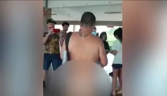 Professor fica pelado e entrega cartilhas para alunos em universidade pública; assista  