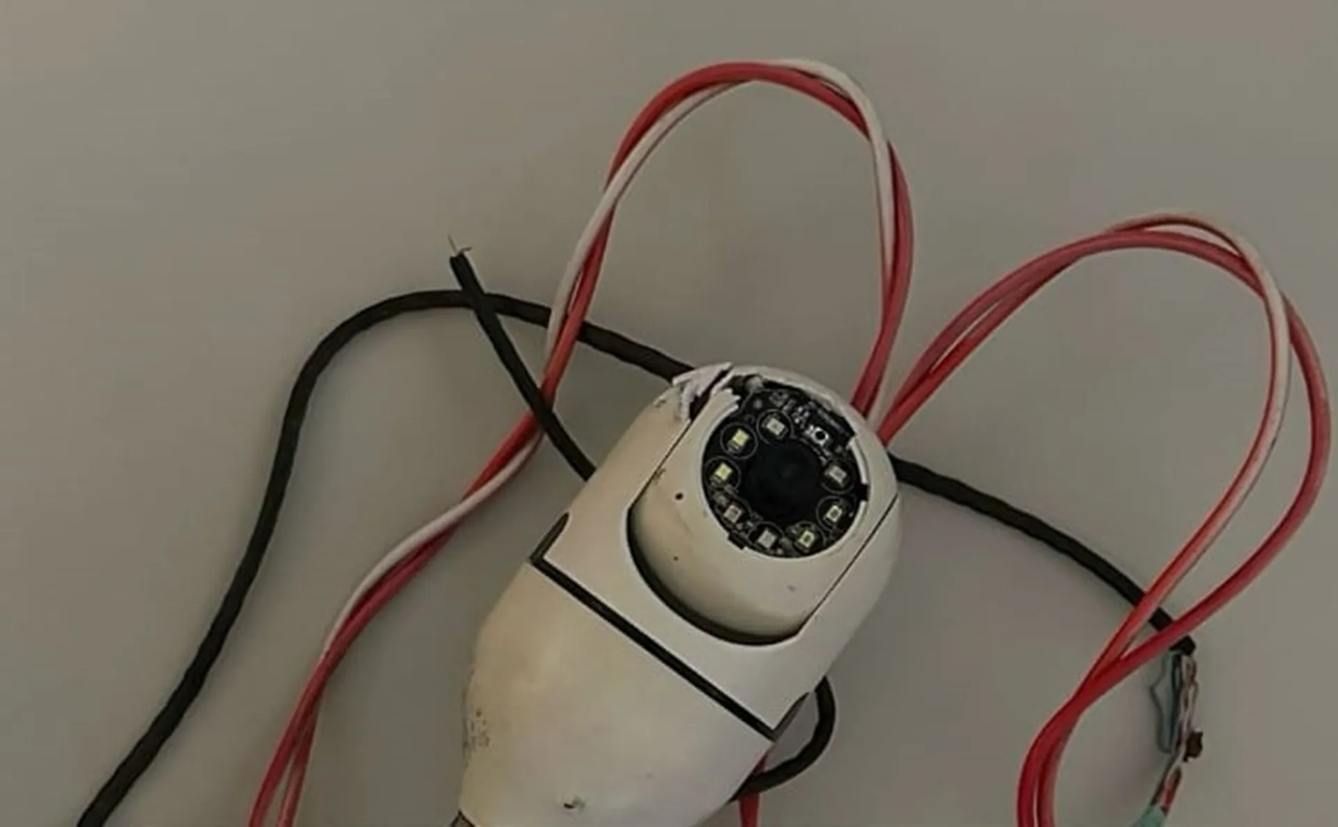 Câmera clandestina encontrada em Nova Brasília de Valéria, em Salvador | Foto: PMBA