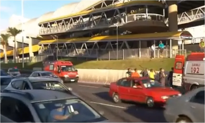 Acidente entre moto e táxi deixa trânsito intenso na Av.Paralela (sentido aeroporto)