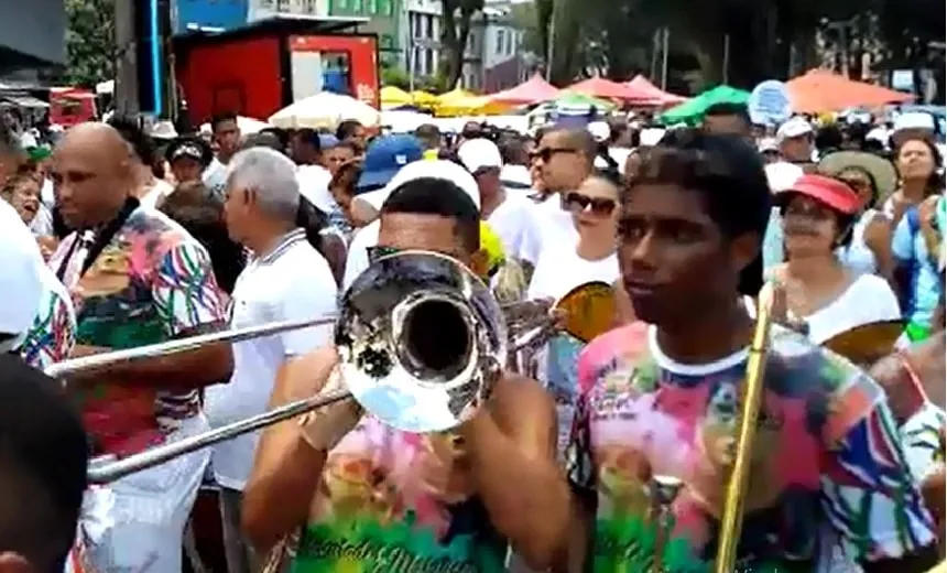 VÍDEO: Apesar do forte calor, fanfarras e ‘mascarados’ animam fiéis no Bonfim