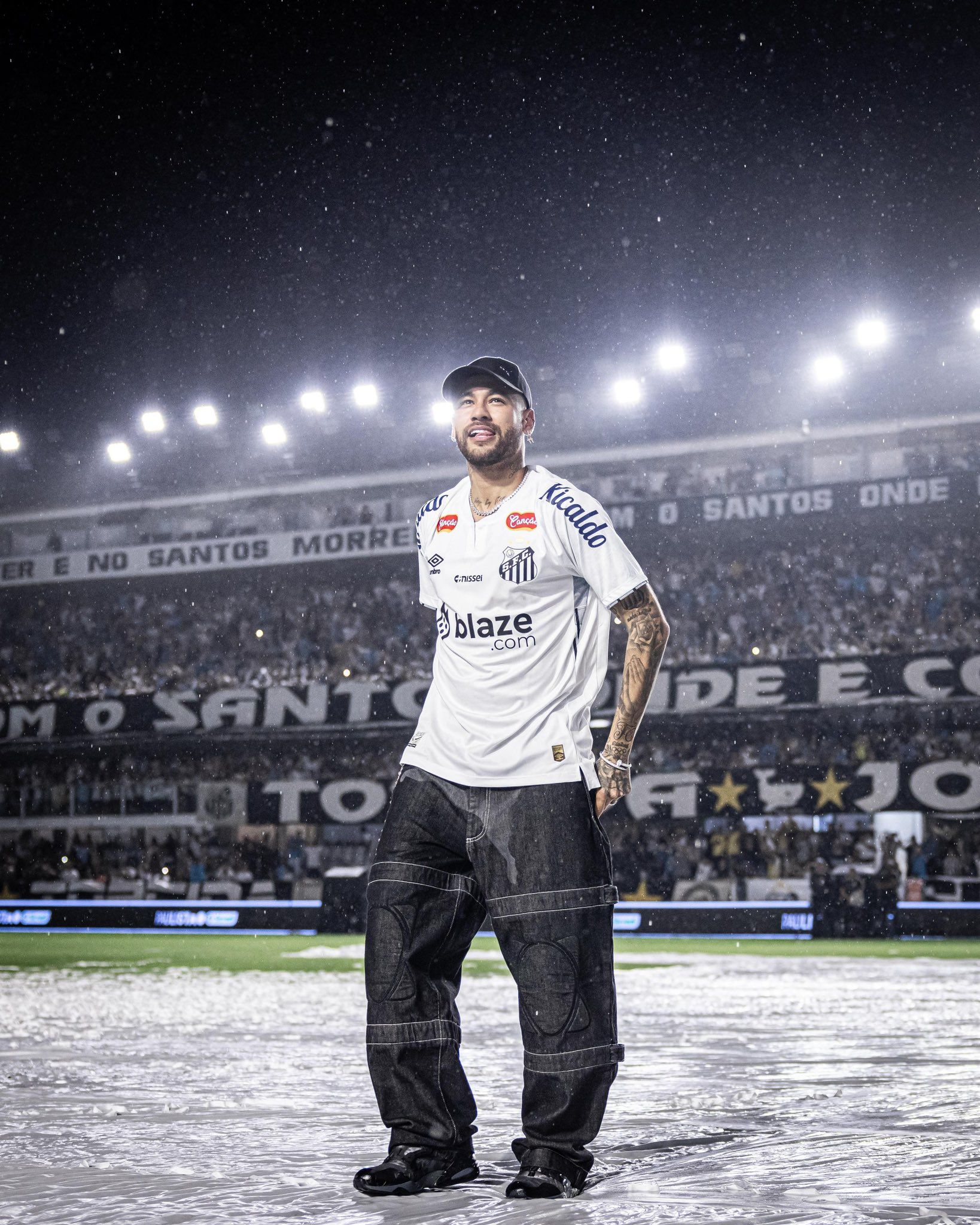A festa na Vila Belmiro marcou o retorno do ídolo ao Peixe. | Foto: Redes Sociais/X