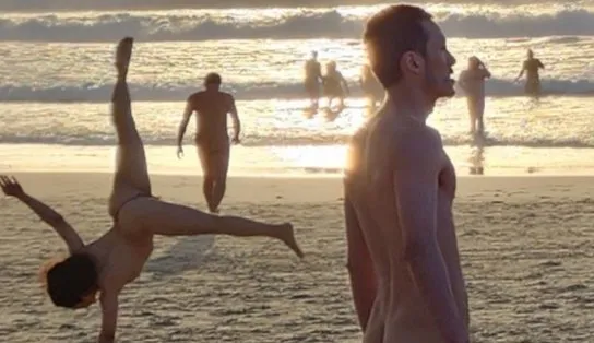 Grupo pelado invade praia para alertar sobre câncer da pele; veja fotos