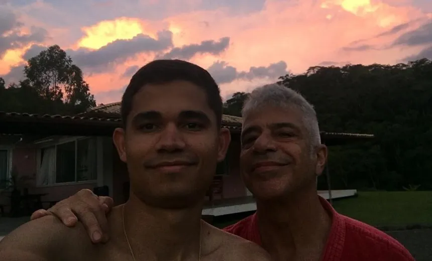 Em clima de romance, Lulu Santos festeja fim de ano com o namorado