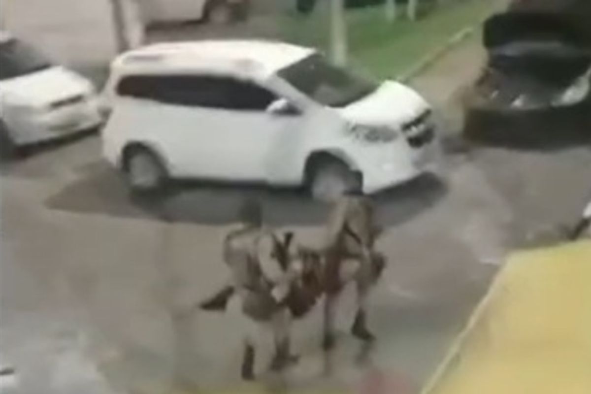 PM &eacute; socorrido por colegas ap&oacute;s ser baleado mo Engenho Velho de Brotas. Foto: Reprodu&ccedil;&atilde;o | V&iacute;deo