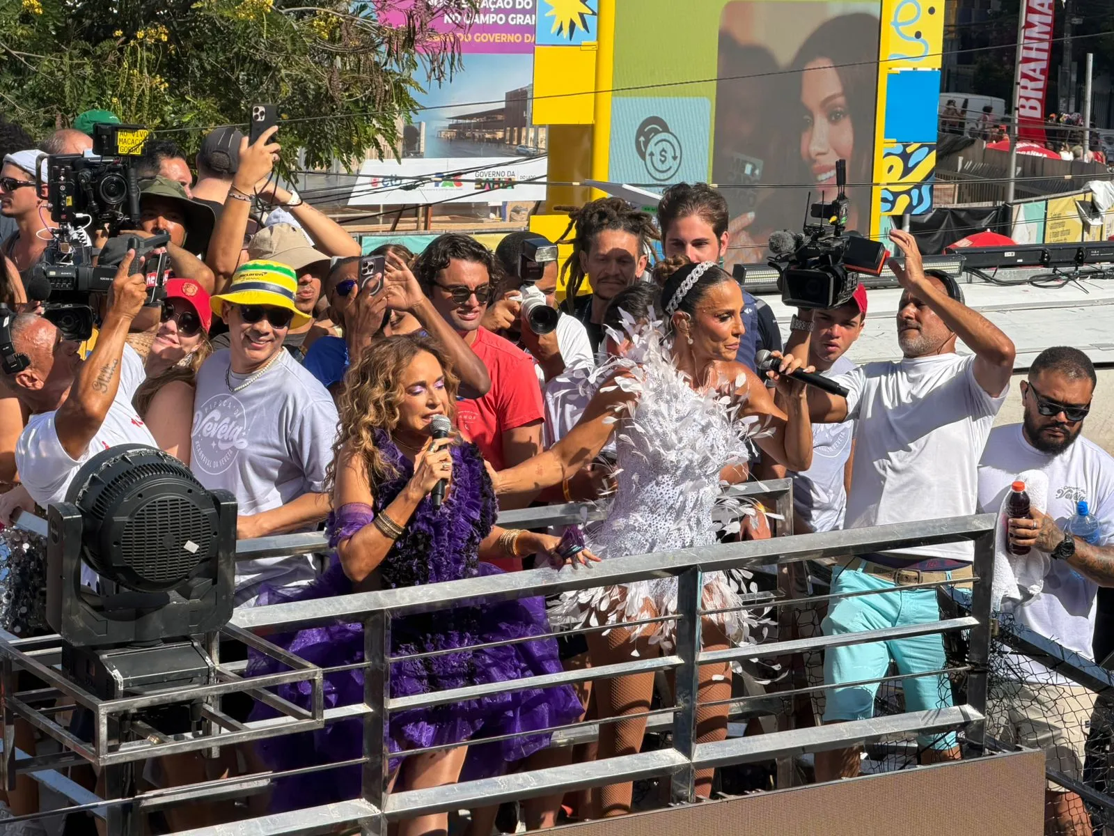 No Campo Grande, Ivete Sangalo brinca com Daniela: 'Vou te chupar'