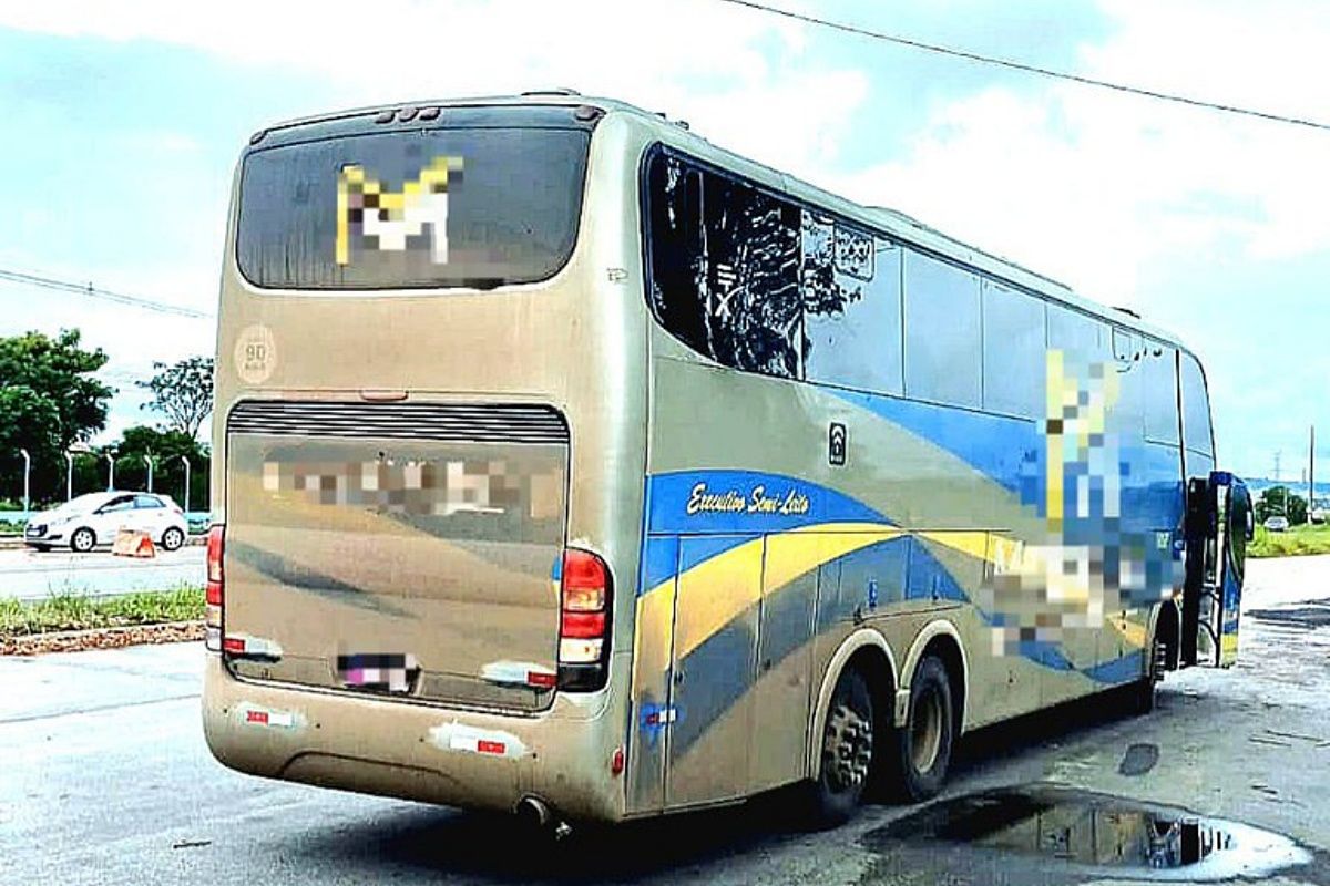 O motorista do &ocirc;nibus de viagem foi preso na Bahia durante o trajeto da viagem pelo n&atilde;o pagamento de pens&atilde;o aliment&iacute;cia. Foto: PRF